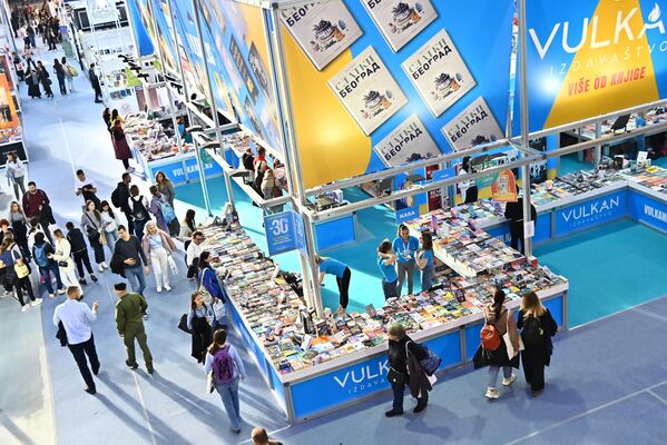 Obzirom da se održavanje sajma poklapa sa obeležavanjem godišnjice tragedije u Novom sadu, iz Beogradskog sajma su najavili da će deo novca od svake prodate ulaznice 1. novembra donirati porodicama nastradalih u padu nadstrešnice - Sputnik Srbija