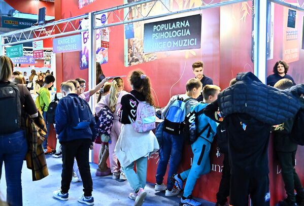 Gužve na štandovima 68. međunarodnog sajma knjiga u Beogradu pokazuju da želja za knjigom ne jenjava, kako kod starijih, tako i kod školaraca svih uzrasta - Sputnik Srbija