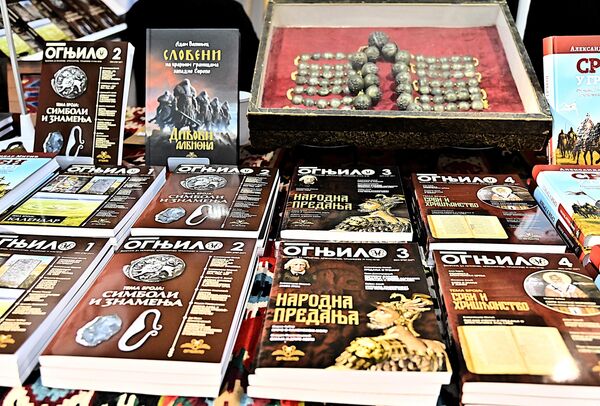 Na štandu Ognjila, pored naslova koji obrađuju srpsku istoriju i tradiciju, posetioci su mogli videti i jedan veoma zanimljiv detalj muške narodne nošnje koji se nosi u Lici, Dalmaciji i Hercegovini - Toke (buton ili puce) - Sputnik Srbija