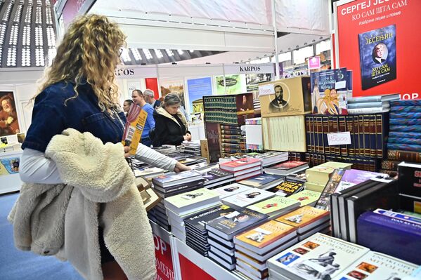 Popusti na komplete knjiga su takođe aktuelni, te već za 9.000 dinara možete imati celu kolekciju Dostojevskog, Hesea, Andrića. - Sputnik Srbija