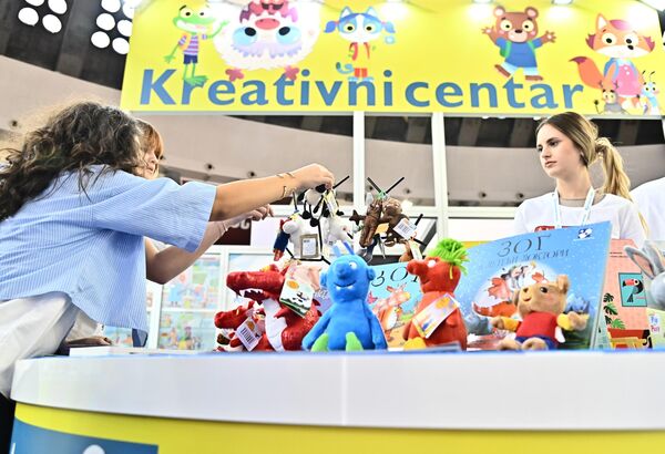 Kreativnost izlagača je vidljiva na svakom koraku, pa su tako štandovi posvećeni književnosti za decu i mlade, osmišljeni tako da privuku pažnju najmlađih - Sputnik Srbija