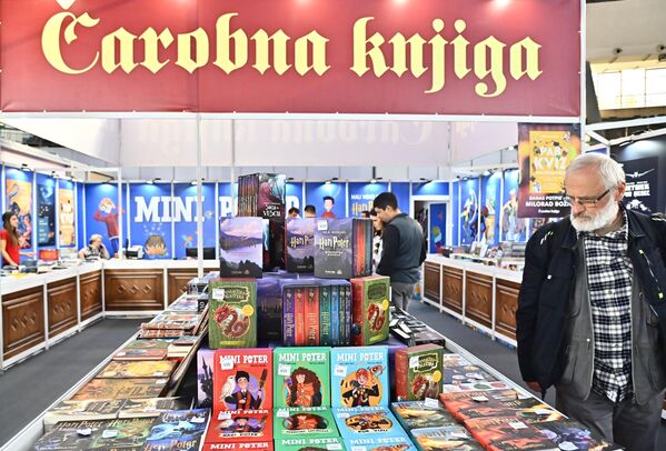 Za sve ljubitelje pisane reči, Sajam je jedinstvena prilika da na jednom mestu pronađu i kupe knjige koje ih zanimaju, kao i da upoznaju omiljene i otkriju nove autore i prisustvuju na nekom od brojnih programa.  - Sputnik Srbija