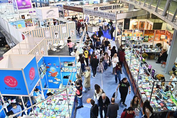 Ovogodišnji Sajam knjiga održava se od 25. oktobra do 2. novembra. Devet sajamskih dana obuhvatiće dva vikenda kada je tradicionalno povećan broj posetilaca - Sputnik Srbija