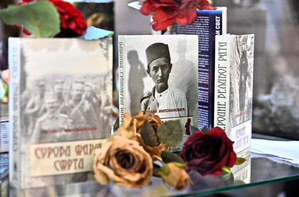 A cene knjiga variraju, pa se tako za par stotina dinara mogu kupiti zanimljivi naslovi. Tu su i druge akcije, tri knjige za 500 ili 1000 dinara, u zavisnosti od kategorija, kao i posebne akcije za kupovinu anime serijala, stripova... - Sputnik Srbija