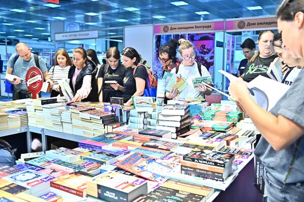Posetu sajmu knjiga mnogi su iskoristili da nabave željene naslove i iskoriste posebne ponude izdavača. - Sputnik Srbija