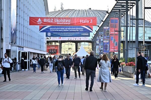 Kapije Beogradskog sajma su za sve ljubitelje pisane reči otvorene  od 10:00  do  20:00 časova - Sputnik Srbija