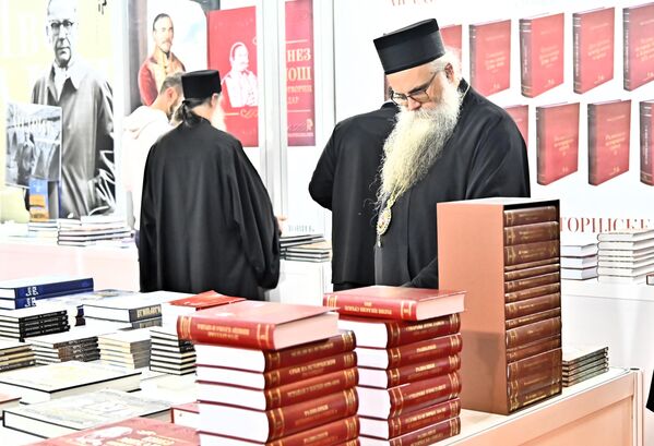 Ipak, za sabrana dela jednog od najvećih i najznačajnijijih srpskih istoričara Milorada Ekmečića, koja sadrže 15 knjiga, kupac mora izdvojiti oko 30.000 dinara, ali će svoju biblioteku opremiti delima izuzetne vrednosti     - Sputnik Srbija