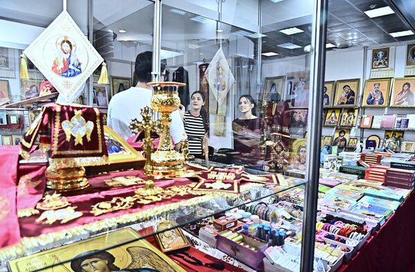 Tradicionalno, u hali 4. nalaze se štandovi eparhija Srpske pravoslavne crkve, na kojima se mogu kupiti crkvene knjige, suveniri, ikone, rukotvorine i druga duhovna literatura  - Sputnik Srbija