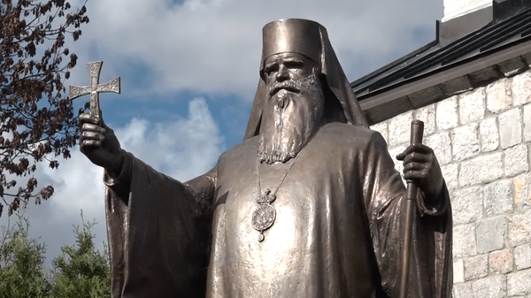 U Kolašinu otkriven spomenik mitropolitu Amfilohiju. - Sputnik Srbija