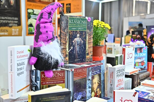 Neformalno poznat kao praznik knjige, Sajam knjiga svake godine ugosti najznačajnije domaće i brojne inostrane pisce i izdavače, koji predstavljaju svoja stara izdanja i aktuelnu produkciju. - Sputnik Srbija