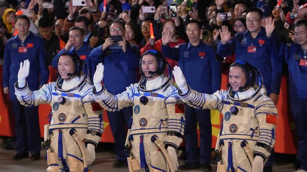 Kina lansirala svemirsku letelicu sa tri astronauta ka svemirskoj stanici Tjangong - Sputnik Srbija