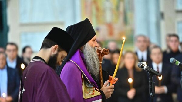 Patrijarh Porfirije služio parastos stradalima u nesreći u Novom Sadu, prisustvovao i Vučić /foto/