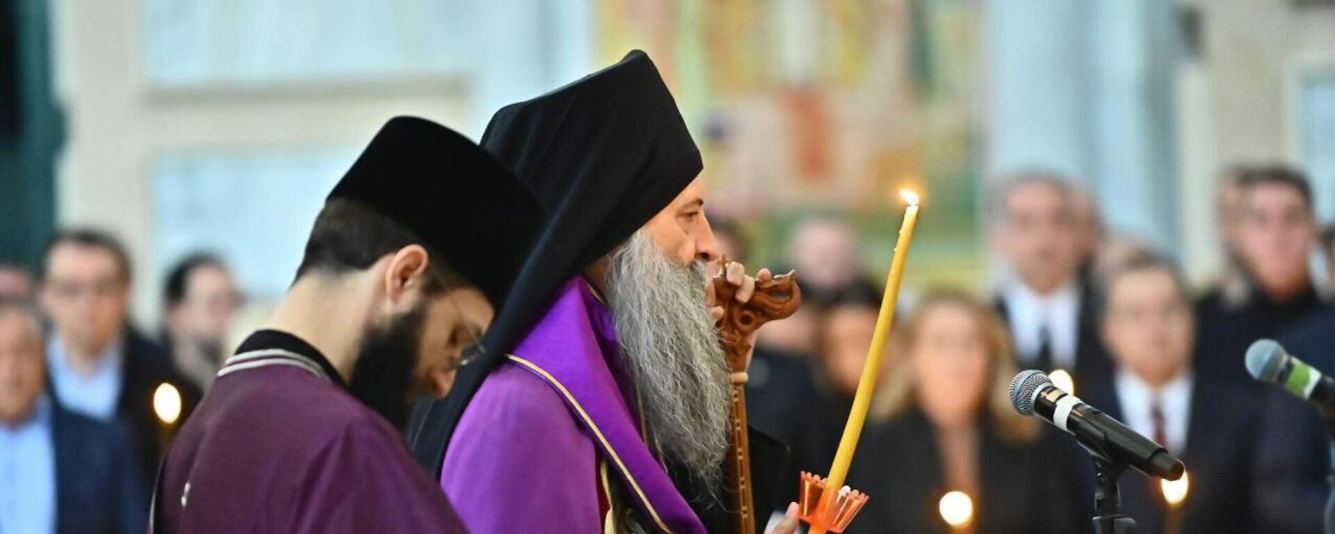 Патријарх Порфирије служи парастос страдалима у трагичној несрећи у Новом Саду. - Sputnik Србија, 1920, 01.11.2025