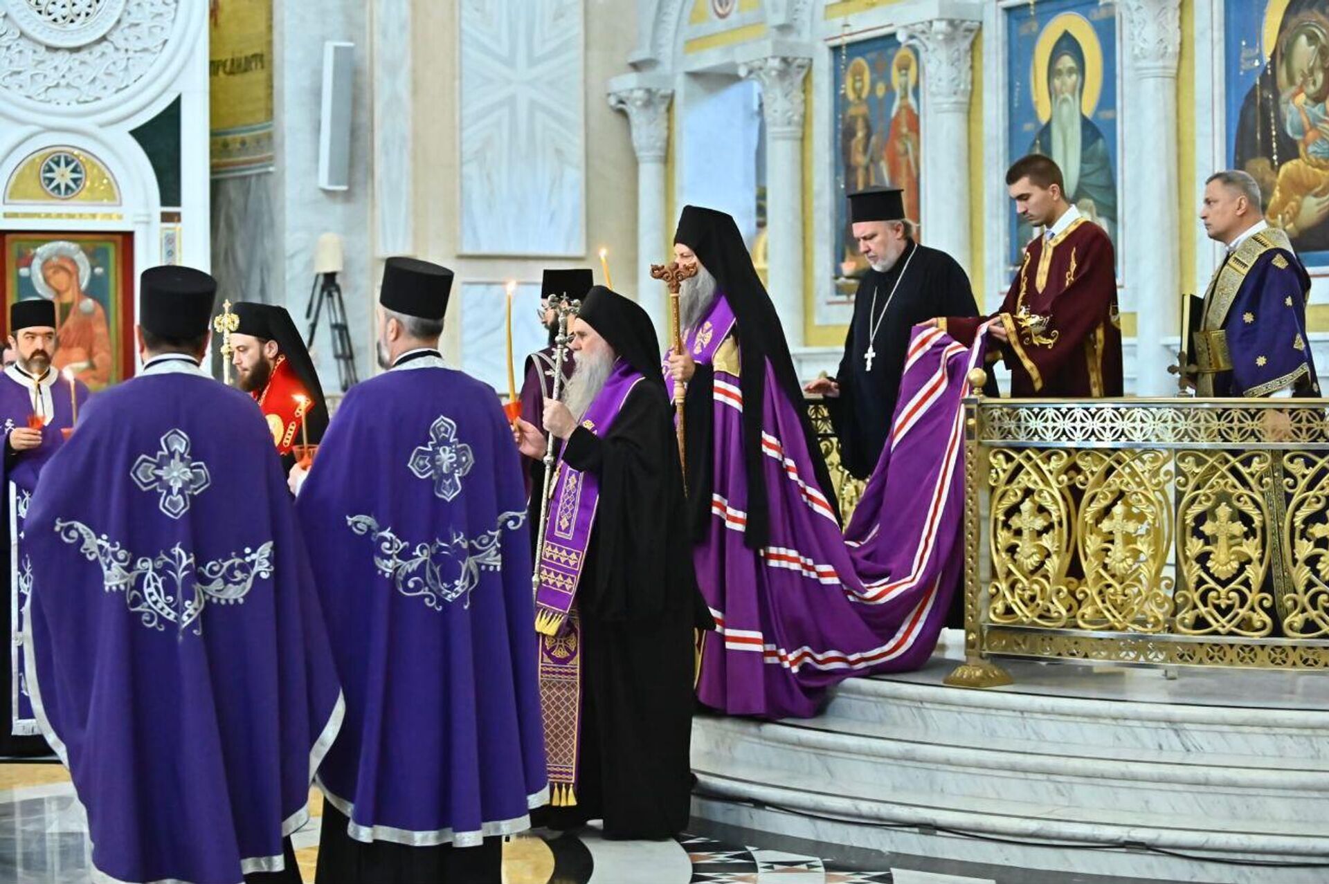 Патријарх Порфирије служи парастос страдалима у трагичној несрећи у Новом Саду. - Sputnik Србија, 1920, 01.11.2025