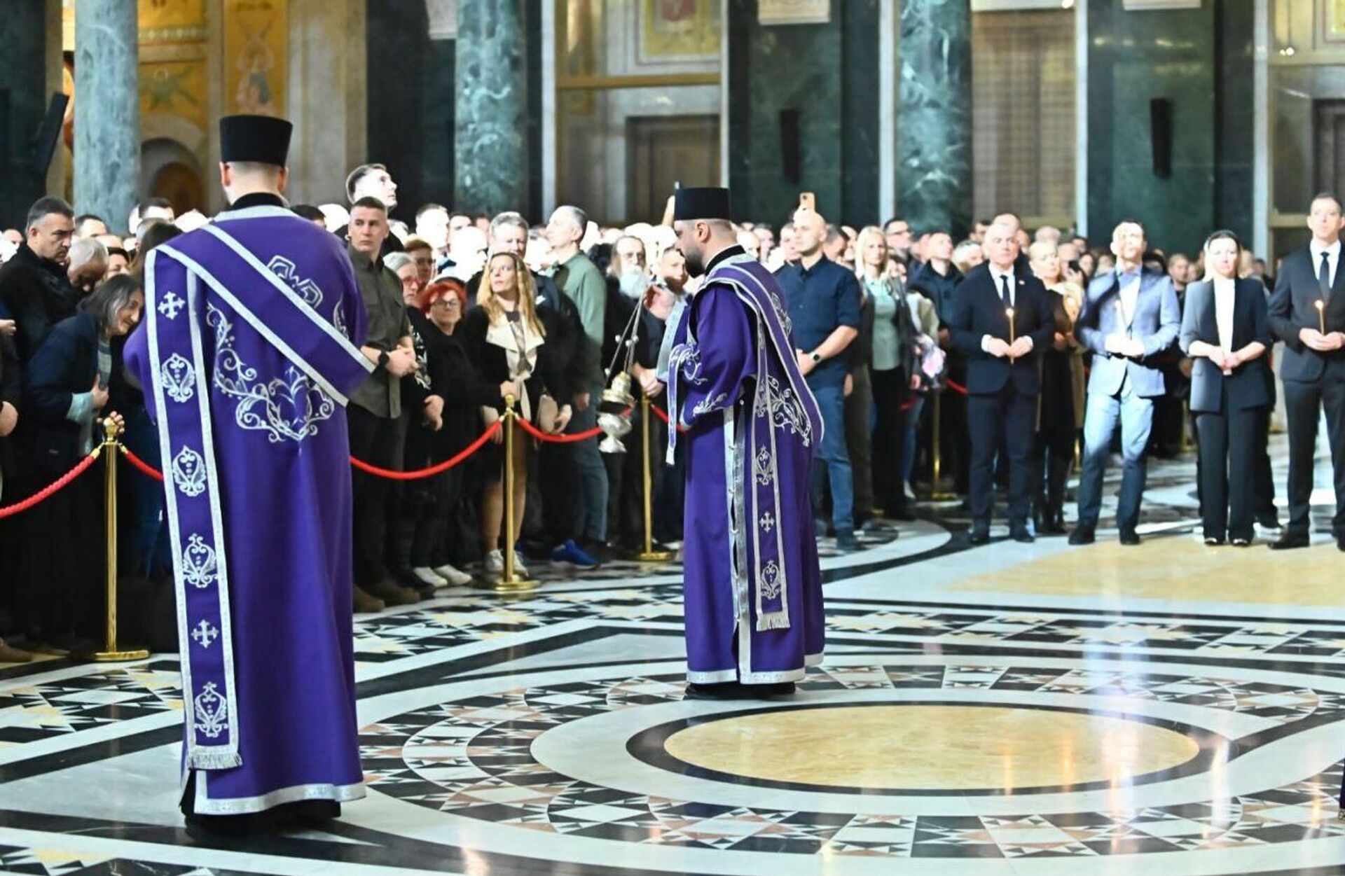 Патријарх Порфирије служи парастос страдалима у трагичној несрећи у Новом Саду. - Sputnik Србија, 1920, 01.11.2025