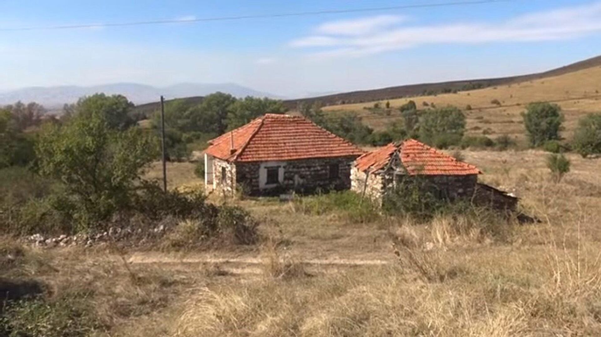 Kamene kuće u selu Crničani na granici Makedonije i Grčke, u kome je Stojković proveo najlepše dane detinjstva Kamene kuće u selu Crničani na granici Makedonije i Grčke, u kome je Stojković proveo najlepše dane detinjstva - Sputnik Srbija, 1920, 01.11.2025