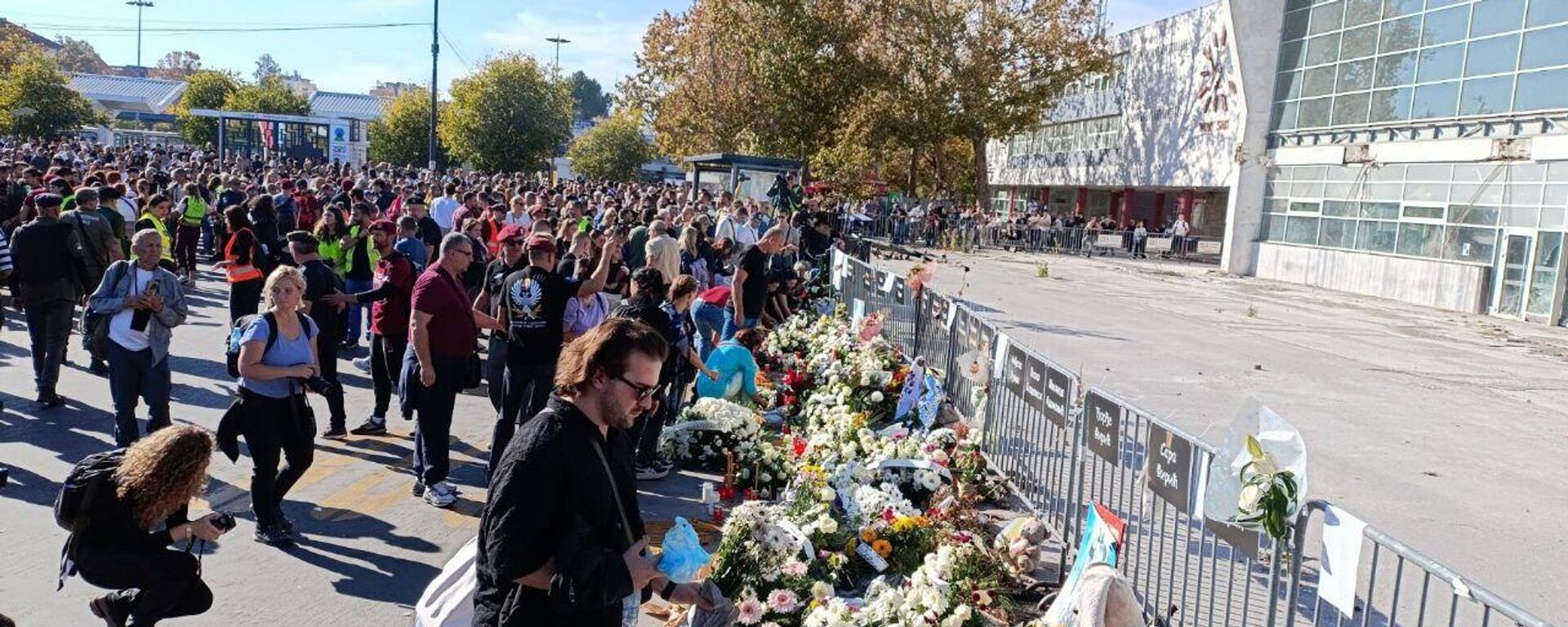 Цвеће, венци и упаљене свеће на месту пада надстрешнице на Железничкој станици у Новом Саду. - Sputnik Србија, 1920, 01.11.2025