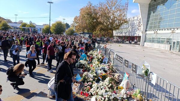 Cveće, venci i upaljene sveće na mestu pada nadstrešnice na Železničkoj stanici u Novom Sadu. - Sputnik Srbija
