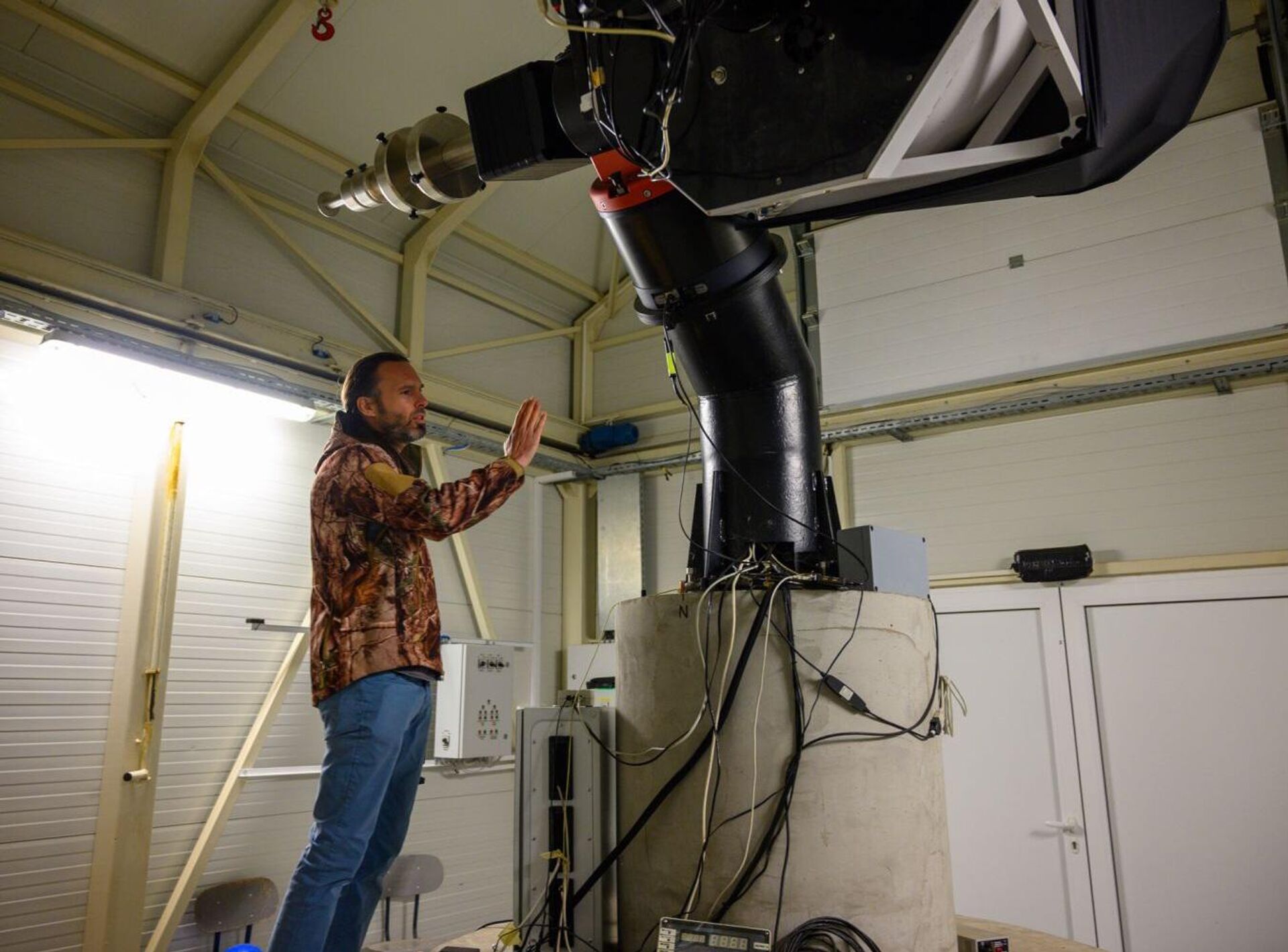 Dr Branislav Vukotić pored teleskopa Astronomske stanice Vidojevica Dr Branislav Vukotić pored teleskopa Astronomske stanice Vidojevica - Sputnik Srbija, 1920, 02.11.2025