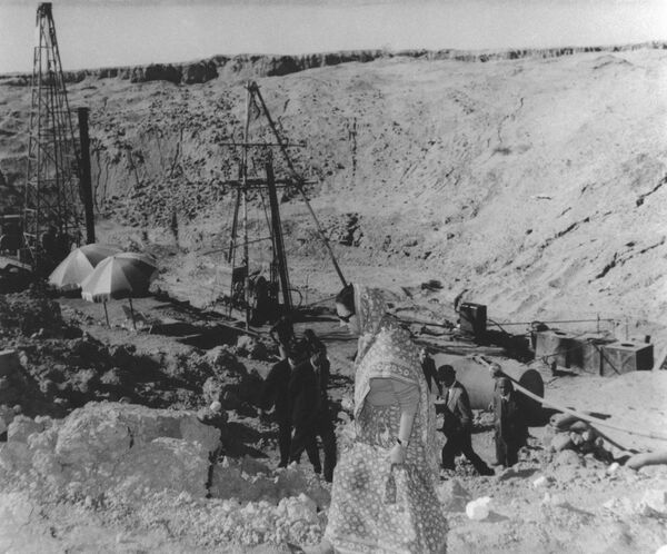 Индијска премијерка Индира Ганди посетила је  полигон Покхран у Раџастану, 12. децембра 1974. године. Ово место је била локација првог индијског нуклеарног теста, 18. маја 1974. године, под шифрованим називом „Насмејани Буда“. - Sputnik Србија