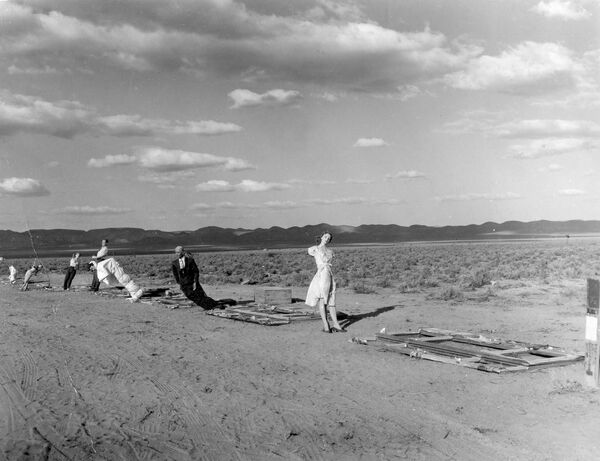 Ред лутака смештених 2100 метара од места експлозије током једне од детонација нуклеарних бомби, одржаних у оквиру операције „Чајник“ (познате у медијима у то време као операција „Кју“) на полигону за тестирање у Невади,  између фебруара и маја 1955. године. - Sputnik Србија