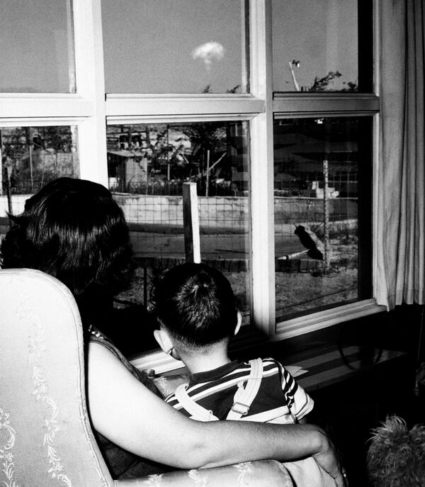 Печурка од експлозије атомског теста спроведеног  8. маја 1953. године. Дуготрајни бљесак указивао је да је денотација на полигону за атомску енергију у Невади близу Јука Флатса, Невада, била једна од највећих у пролећној серији. - Sputnik Србија