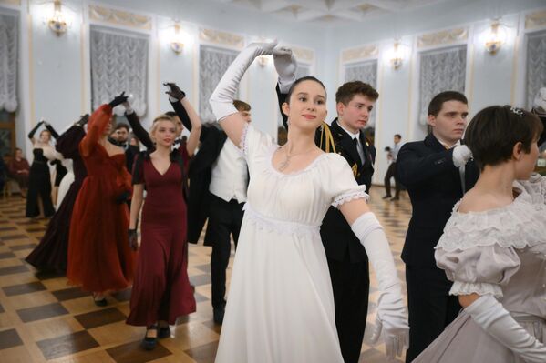 "Бал Пирогов" је значајан део културног живота универзитета и обично се одржава у свечаној сали, као што је Дом Пашкова у Москви. "Бал Пирогов" је значајан део културног живота универзитета и обично се одржава у свечаној сали, као што је Дом Пашкова у Москви. - Sputnik Србија