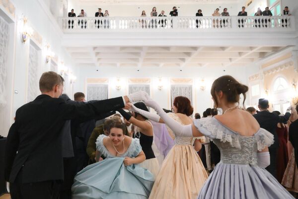 Циљ бала је да оживи атмосферу и традицију 19. века, одајући пошту Николају Ивановичу Пирогову, чувеном руском лекару, научнику и оснивачу војне теренске хирургије, по коме универзитет носи име. Циљ бала је да оживи атмосферу и традицију 19. века, одајући пошту Николају Ивановичу Пирогову, чувеном руском лекару, научнику и оснивачу војне теренске хирургије, по коме универзитет носи име. - Sputnik Србија