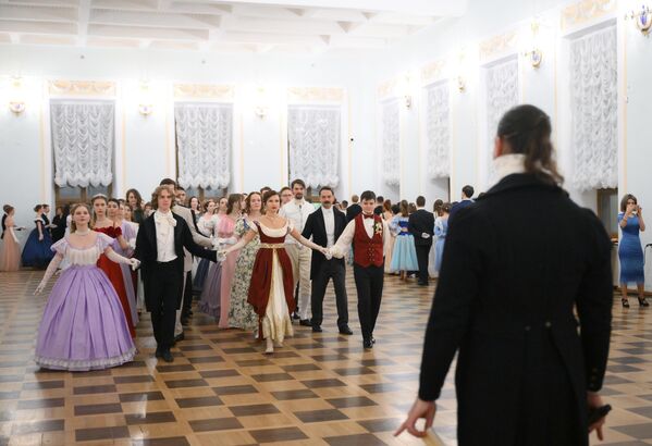 На балу учествују студенти, професори и гости, обучени у аутентичне историјске костиме. На балу учествују студенти, професори и гости, обучени у аутентичне историјске костиме. - Sputnik Србија