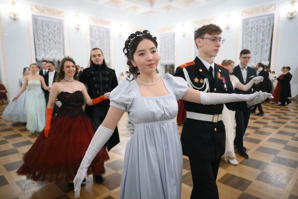 Млади се данас ретко сусрећу са плесовима из периода од 18. до почетка 20. века, па се пре бала организују посебни курсеви на којима се уче елементи ових игара. Млади се данас ретко сусрећу са плесовима из периода од 18. до почетка 20. века, па се пре бала организују посебни курсеви на којима се уче елементи ових игара. - Sputnik Србија