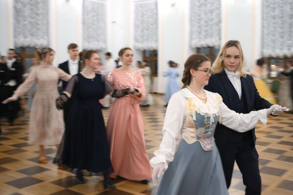 Романтични костими читавом догађају дају посебан тон. Романтични костими читавом догађају дају посебан тон. - Sputnik Србија