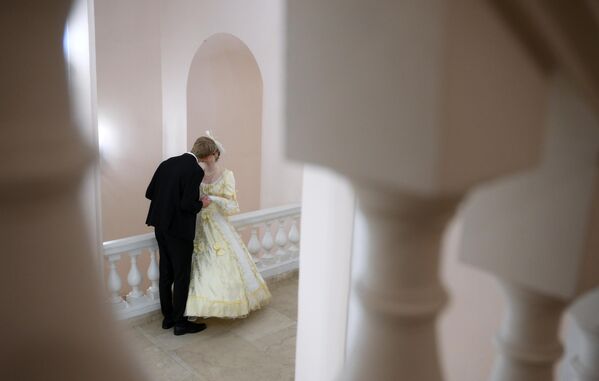 Атмосфера на балу чини да се осећате као да сте актер неког од чувених Пушкинових дела. Атмосфера на балу чини да се осећате као да сте актер неког од чувених Пушкинових дела. - Sputnik Србија