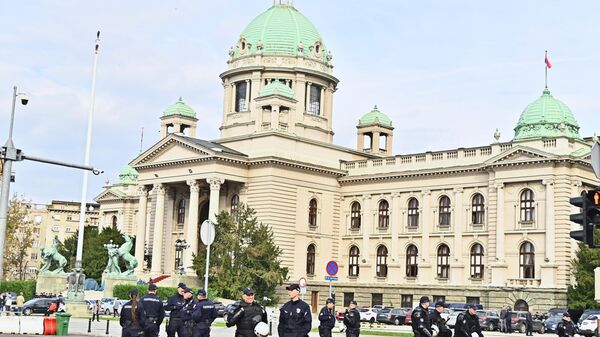 Инцидент испред Скупштине: Посланици пробили ограду испред парламента, каснила седница