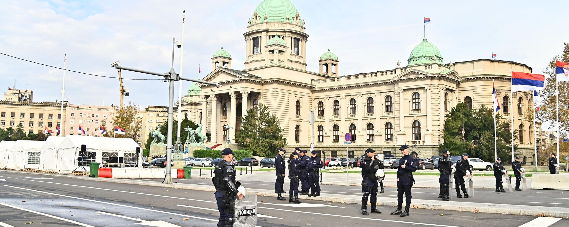 Pripadnici Policijske brigade ispred Skupštine - Sputnik Srbija, 1920, 05.11.2025