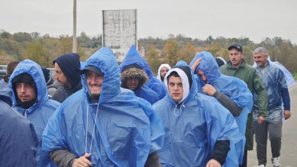 Srbi sa Kosova koji pešače ka Novom Sadu  - Sputnik Srbija