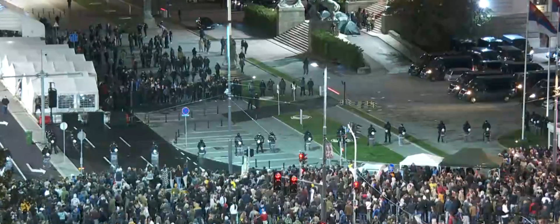 Демонтранти окупљени испред Скупштине - Sputnik Србија, 1920, 03.11.2025