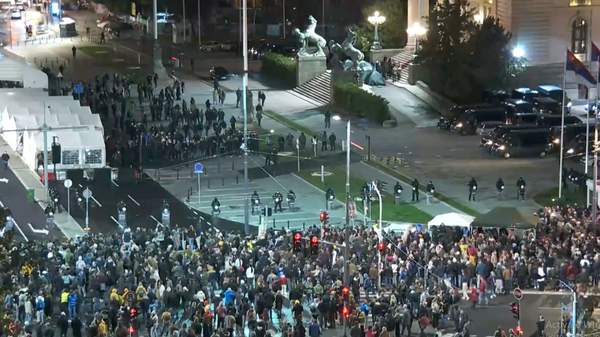 Демонтранти окупљени испред Скупштине - Sputnik Србија