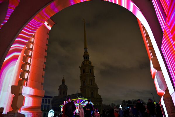 Петропавловска тврђава била је испуњена светлошћу и музиком, а посетиоци су уживали у вечерима магије и чаролија. - Sputnik Србија
