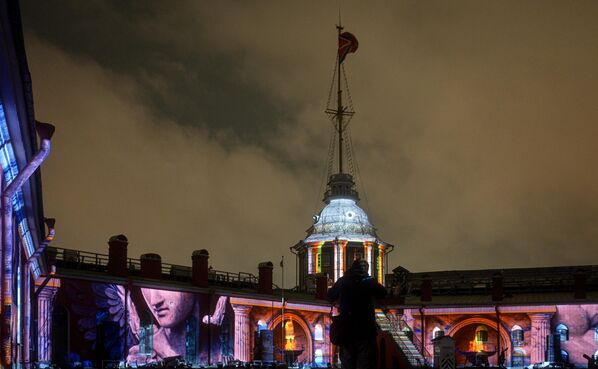 Фасада Наришкиновог бастиона постала је портал за визуелно путовање кроз време — од праисторијских цртежа до експеримената са вештачком интелигенцијом. - Sputnik Србија