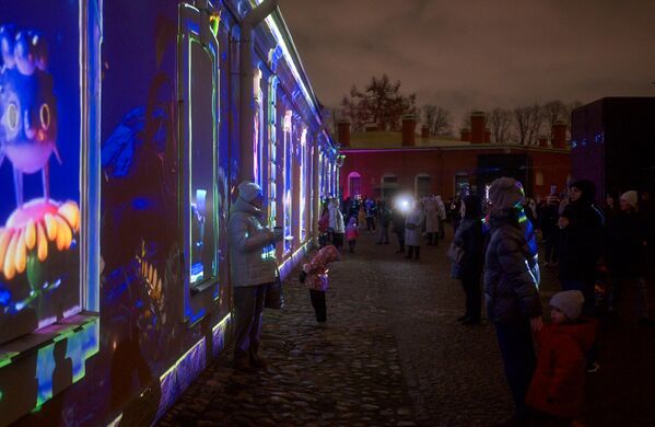 Свака инсталација била је посвећена руској култури и њеном наслеђу – сликарству, књижевности, музици, као и легендама и митовима Санкт Петербурга, реинтерпретираним кроз модерну технологију. - Sputnik Србија