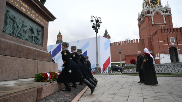 Putin položio cveće na spomenik Minjinu i Požarskom povodom Dana nacionalnog jedinstva /video/