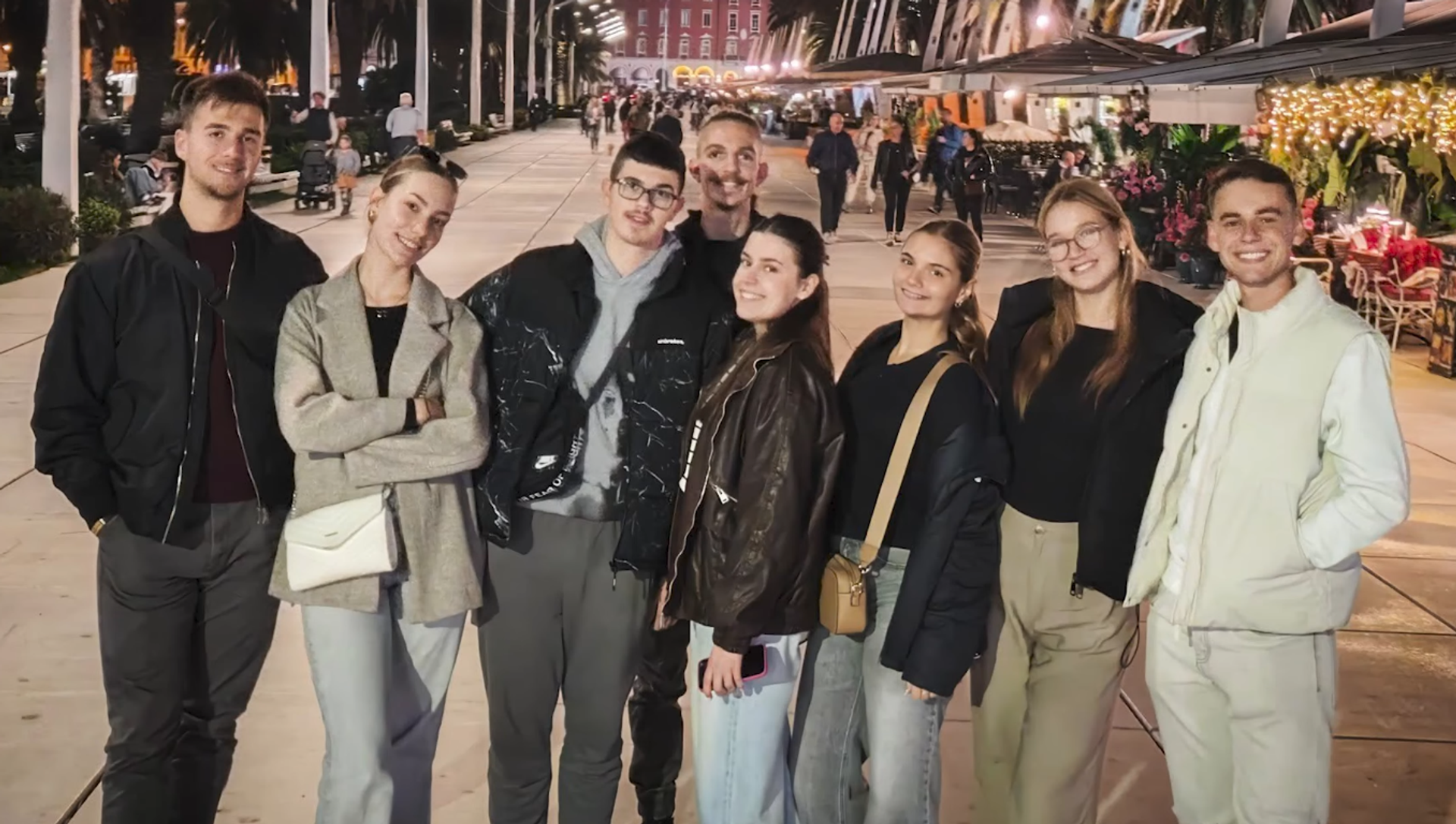 Ученици из Новог Сада, чланови фолклорног удружења ,,Велико коло Ученици из Новог Сада, чланови фолклорног удружења ,,Велико коло - Sputnik Србија, 1920, 04.11.2025