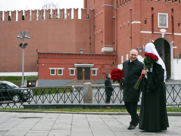 Председник Русије Владимир Путин је положио цвеће на споменик Кузми Мињину и Дмитрију Пожарском на Црвеном тргу. - Sputnik Србија