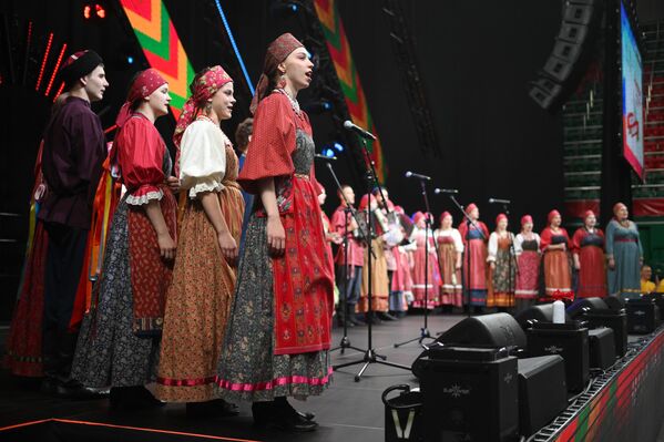 Учесници фестивала &quot;Народно јединство&quot; у Новосибирску. - Sputnik Србија