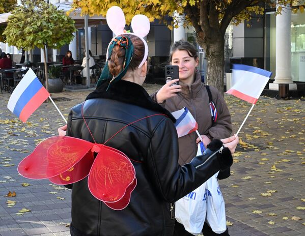 Девојке се фотографишу током обележавања празника на улицама Симферопоља. - Sputnik Србија