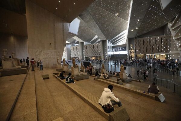 Посетиоци се одмарају током посете Великом египатском музеју. - Sputnik Србија