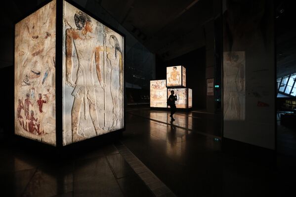 Посетиоци разгледају експонате у музеју. - Sputnik Србија