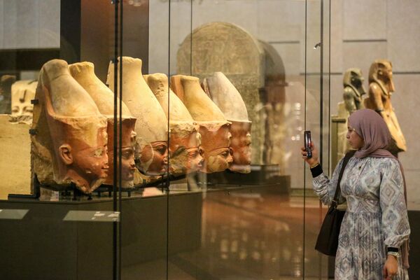 Посетилац фотографише један од ескпоната у музеју. - Sputnik Србија