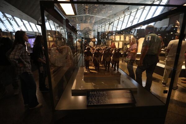 Музеј је био пун посетиоца током отварања, који су са нестрпљењем чекали да виде све изложене артефакте. - Sputnik Србија