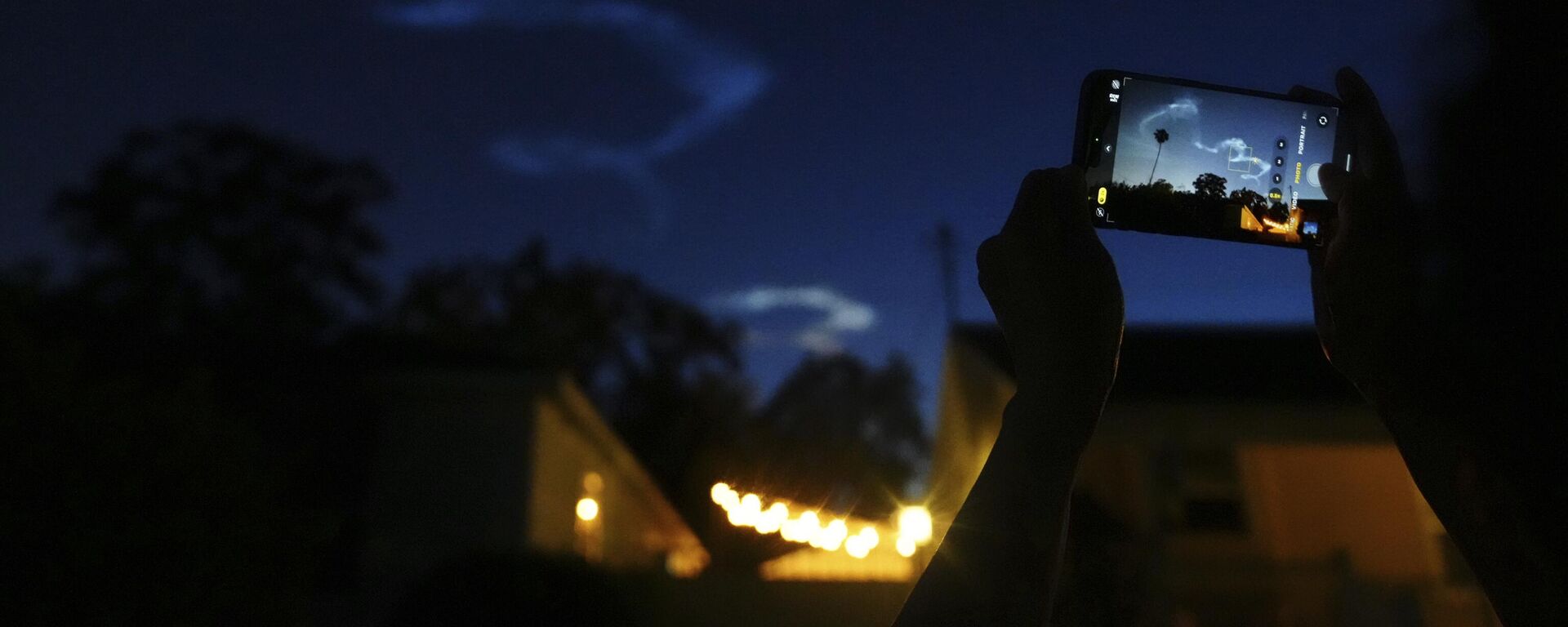 Čevek snima telefonom lansiranje Spejs Iks rakete - Sputnik Srbija, 1920, 05.11.2025